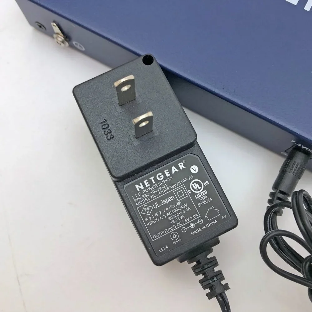 Netgear FS108 8 Port 10/100 Mbps Fast Ethernet Switch w/Power Supply